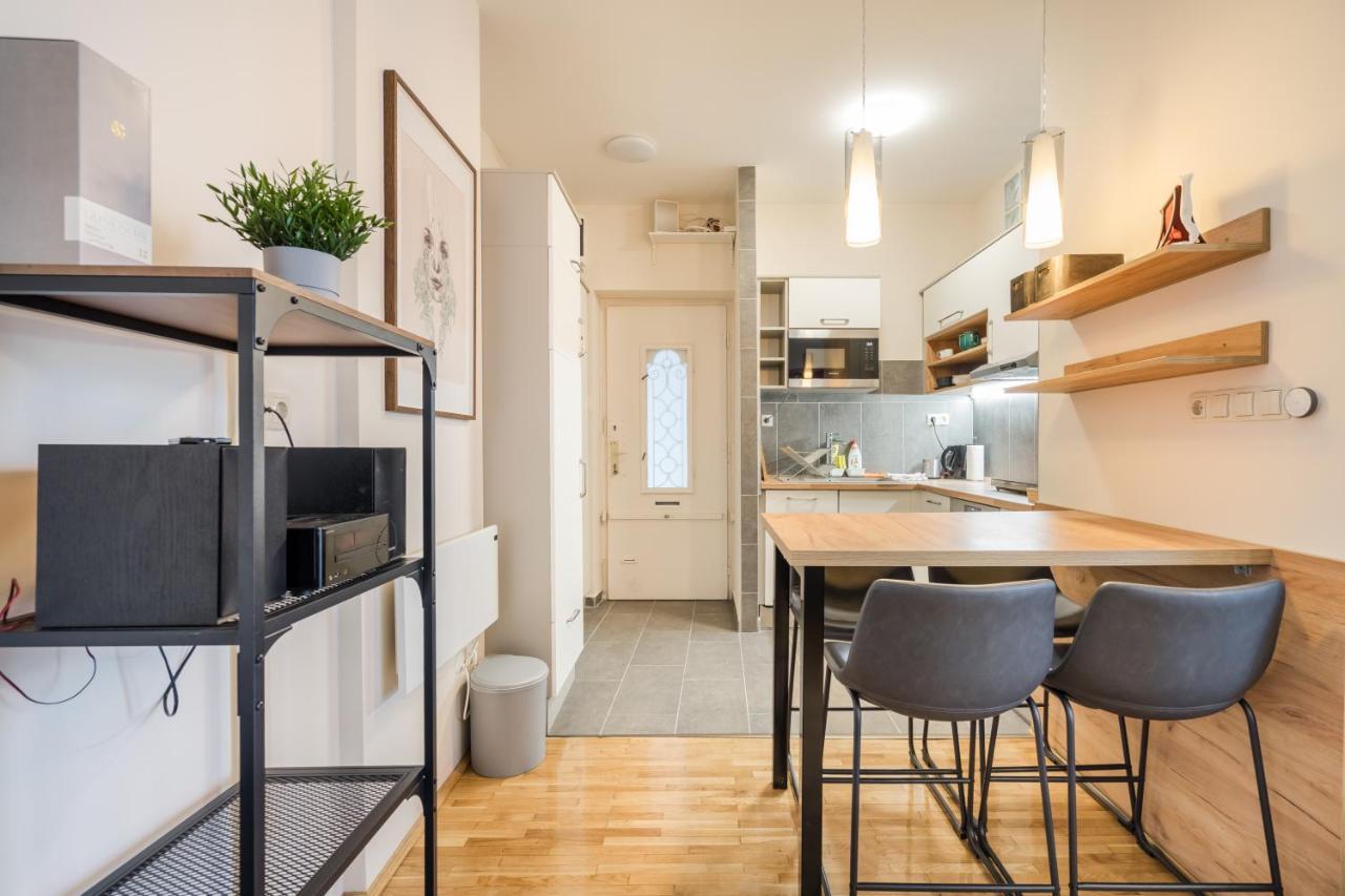 Bpr Blue Paradise Apartment With A/C Budapest Luaran gambar